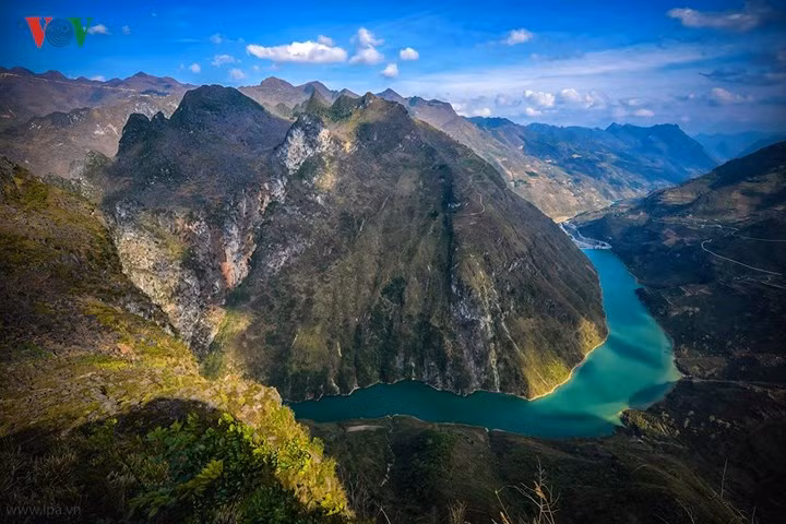 Trước khi có đường đi, người dân nơi đây vượt Mã Pí Lèng bằng cách đóng cọc treo dây trên vách đá để bò qua chín khoanh đèo hun hút, lởm chởm đá tai mèo dựng đứng. Dốc Chín Khoanh leo tới đỉnh Mã Pí Lèng còn gọi là con dốc của Giàng (Trời).