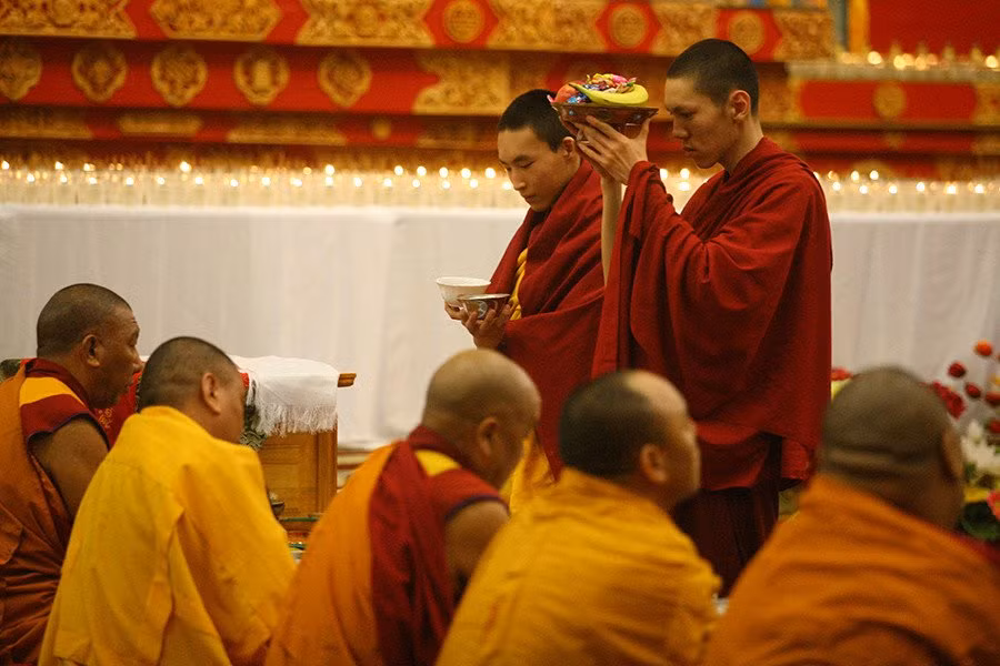Ngôi chùa này có 27 người phục vụ, bao gồm các hòa thượng, họ nghiên cứu chiêm tinh học, y học Phật giáo và các nghi lễ thiêng liêng của Phật giáo, nhiều người trong số họ từng tới Ân Độ để nghiên cứu Phật giáo. (Ảnh: TASS)