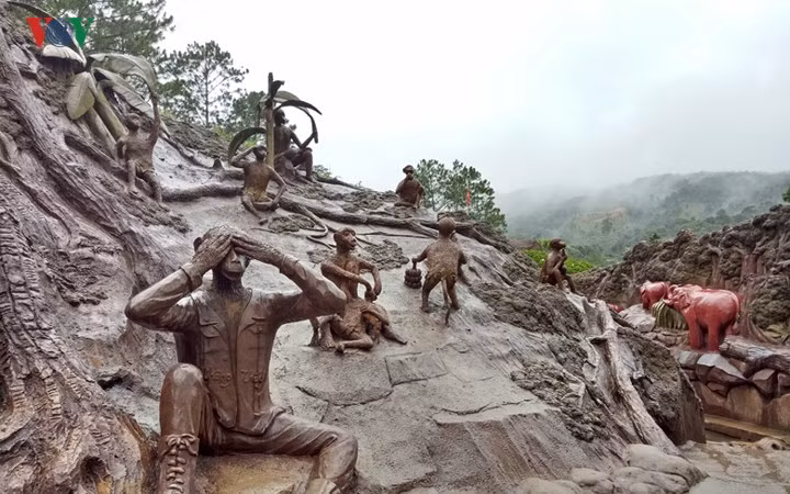 Đời sống con người, động - thực vật cùng chan hòa với môi trường tự nhiên.
