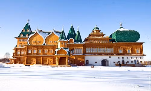 Dưới sự trị vì của Sa hoàng Alexei Mikhailovich, cung điện gỗ Kolomenskoye là nơi ở của ông cũng như những Sa hoàng kế nhiệm. Cung điện Kolomenskoye được xây dựng từ nguyên liệu gỗ với phong cách kiến trúc độc đáo.