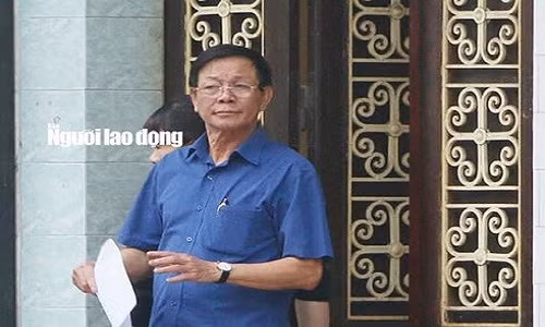 Trung tướng Phan Văn Vĩnh, nguyên tổng cục trưởng Tổng cục Cảnh sát, Bộ Công an, trước cửa nhà riêng tại TP Nam Định, tỉnh Nam Định, sáng 17/3.