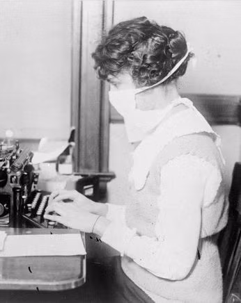 Nhân viên đánh máy đeo khẩu trang khi làm việc ở thành phố New York, Mỹ ngày 16/10/1918.