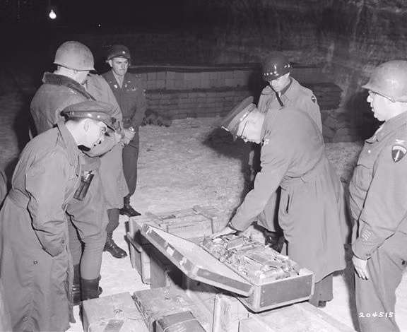 Theo lệnh của Rommel, những người lính Đức quốc xã cất giấu những chiếc hộp chứa kho báu trên ở dưới biển.