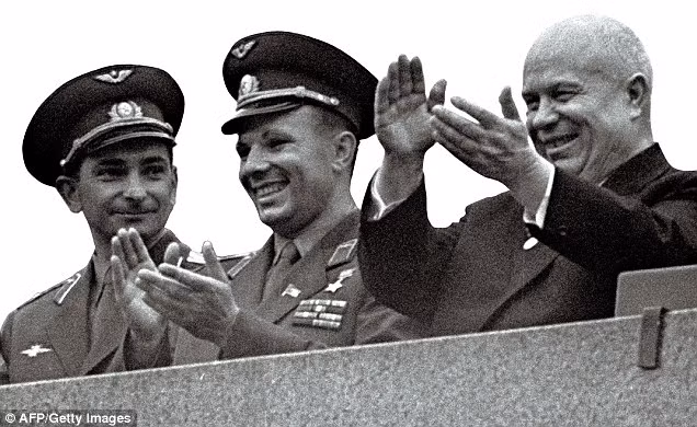 Ngay từ khi còn nhỏ, phi hành gia Yuri Gagarin đã có niềm đam mê với các mẫu máy bay.