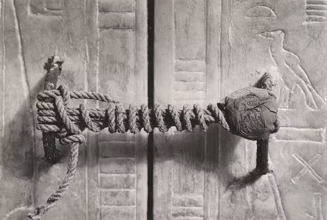 Sợi dây thừng và con dấu còn nguyên vẹn đã niêm phong lăng mộ pharaoh Ai Cập Tutankhamun trong suốt hàng nghìn năm trước khi được giới khảo cổ phát hiện.