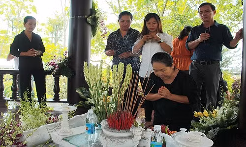 Rất đông người dân sau khi viếng nguyên Thủ tướng thì lại đây thắp hương cho bà Sáu, người vợ quá cố của nguyên Thủ tướng.