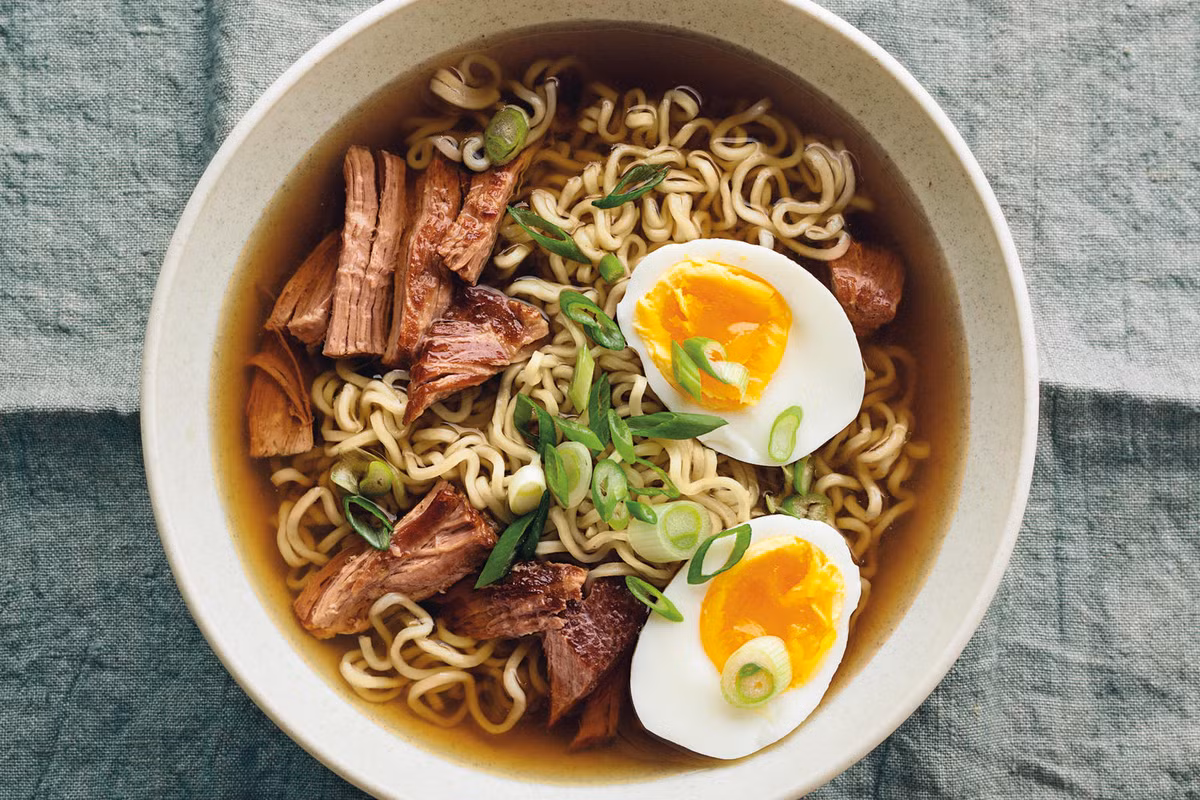 Ông Ando đã phát minh ra mì ăn liền đầu tiên trên thế giới sau khi chứng kiến cảnh người dân Nhật xếp hàng chờ mua những tô mì dưới trời đêm rét lạnh sau khi Chiến tranh thế giới 2 kết thúc. Xuất phát từ điều này, ông phát minh ra loại mì tiện dụng để mọi người có thể thưởng thức tại nhà.