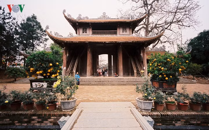 Bước qua tam quan là lầu chuông và lầu trống nằm đối xứng hai bên. Cạnh lầu chuông là một hồ nước trong xanh như mở ra thêm không gian tĩnh mịch cho ngôi chùa.