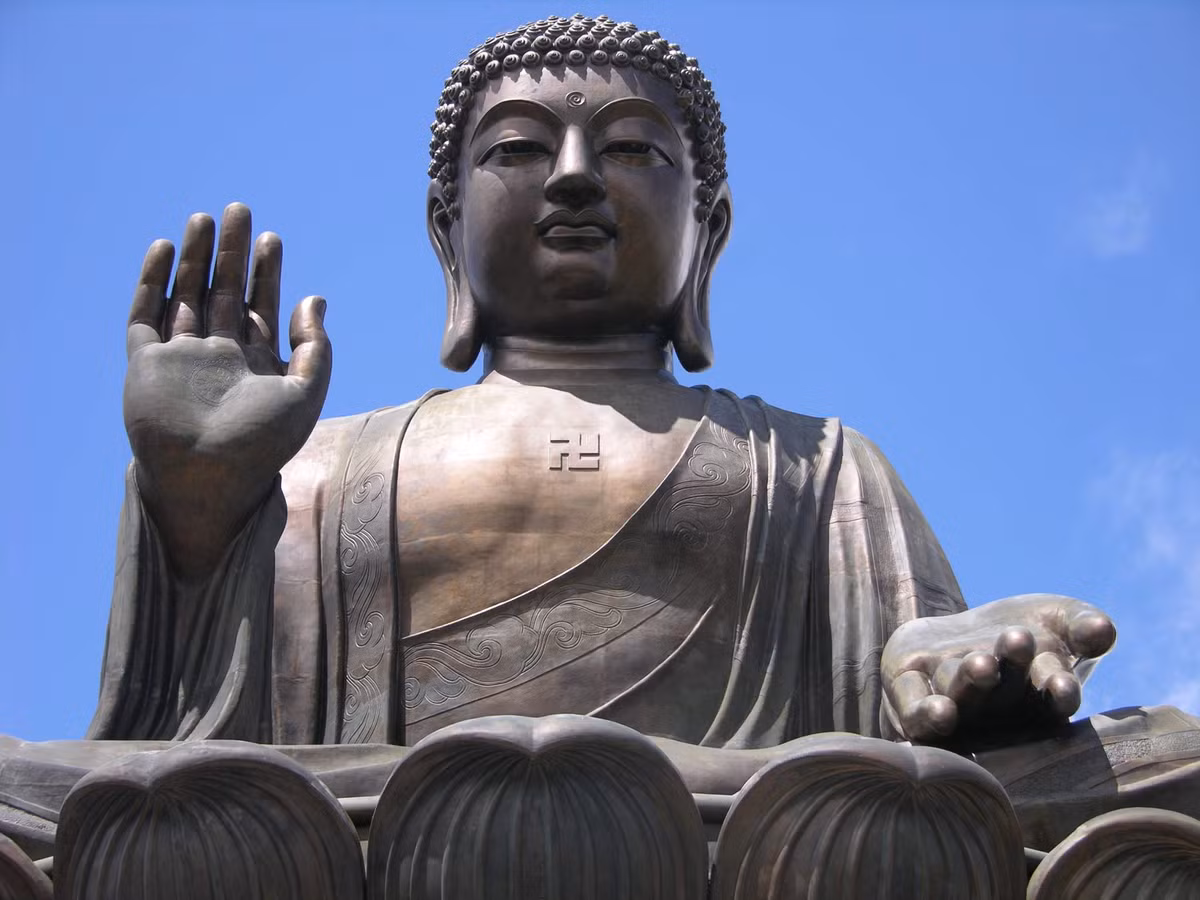  Biểu tượng chữ Vạn trong Phật giáo là một trong những biểu tượng nổi tiếng nhất thế giới. Trong Phật giáo, chữ Vạn là một trong 32 tướng tốt của đức Phật. Đây là biểu thị công đức của Phật.