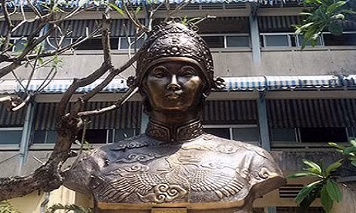 Tượng Hoàng hậu Từ Dũ trong khuôn viên Bệnh viện Từ Dũ.
