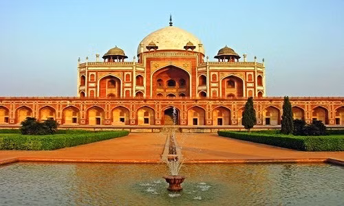 Lăng mộ Humayun ở Delhi, Ấn Độ là nơi yên nghỉ của Hoàng đế Humayun của vương triều Mughal. Vợ của Hoàng đế Humayun đã cho xây dựng lăng mộ này sau.