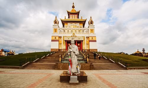 Kalmykia nằm ở khu vực tây nam nước Nga, giáp với tỉnh Volgagrad, tỉnh Astrakhan và nước cộng hòa Dagestan. Tại nước cộng hòa này, những người theo Phật giáo chiếm số đông, vì thế Kalmykia trở thành trung tâm Phật giáo lớn nhất không chỉ ở nước Nga mà còn ở cả châu Âu. Nước cộng hòa Kalmykia nằm ở phía tây nam Liên bang Nga, giáp với tỉnh Volgagrad, tỉnh Astrakhan và nước cộng hòa Dagestan. (Ảnh: LM)