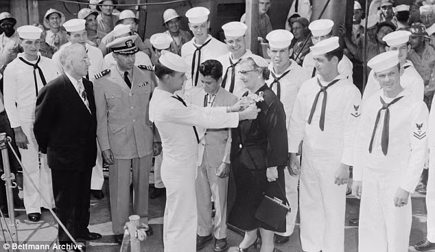 Trước đó, ngày 6/3, nhóm thám hiểm của tỷ phú Allen phát hiện xác tàu sân bay USS Lexington ở độ sâu hơn 3.000m tại biển San Hô, cách bờ biển phía đông bắc Australia khoảng 800 km.