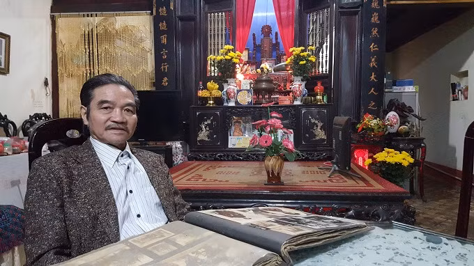 Ông Phó Đức Quế bên quyển album ảnh kỷ niệm của ông bà nội chụp vào những năm đầu thế kỷ 20.