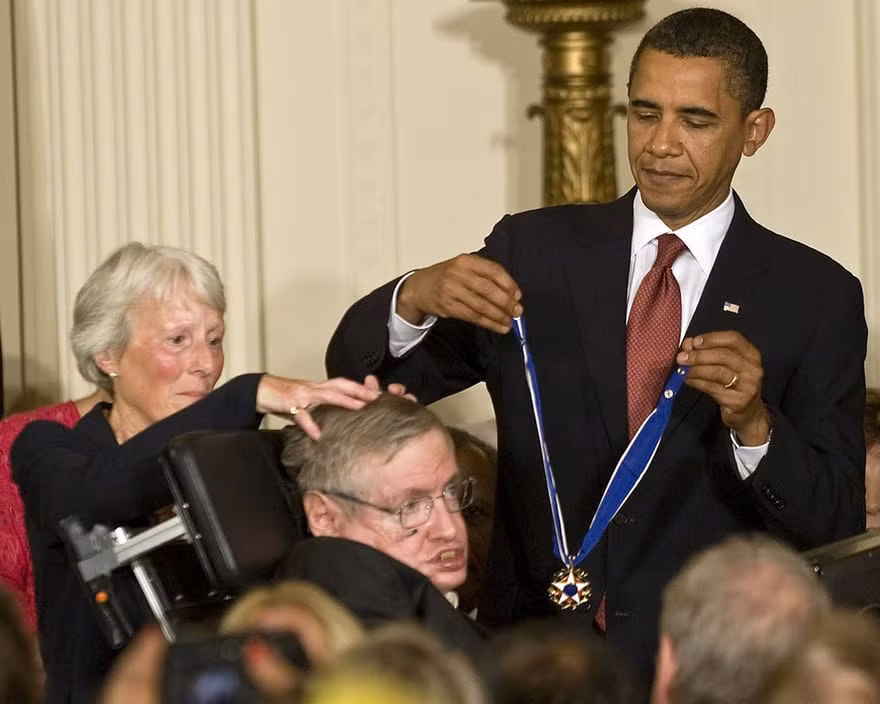 Nhà vật lý Stephen Hawking chưa từng giành giải Nobel dù có nhiều thành tựu trong nghiên cứu khoa học.