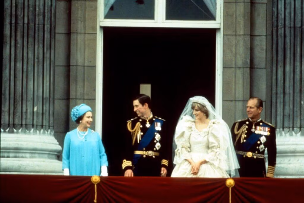 Bức ảnh chụp gia đình Nữ hoàng Anh Elizabeth II, Hoàng thân Philip bên Công nương Diana với Thái tử Charles trong ngày trọng đại.