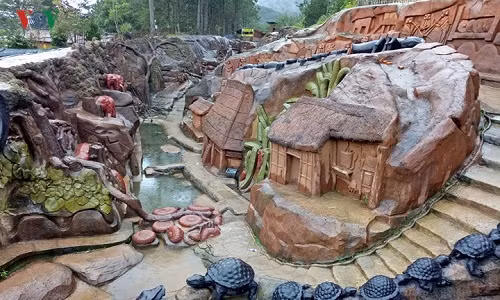 Trải dài hơn 1.200m giữa rừng thông xanh ngút ngàn, Đường hầm đất sét là một kỳ quan nhân tạo mới ở thành phố Đà Lạt (tỉnh Lâm Đồng).