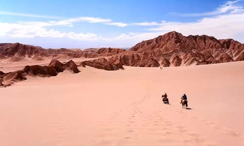 Một điều thú vị là xác ướp lâu đời nhất không phải được tìm thấy ở Ai Cập mà là ở sa mạc Atacama. Theo các chuyên gia, xác ướp cổ nhất được tìm thấy tại sa mạc này có niên đại vào khoảng năm 7020 trước Công nguyên. Chính sự khô cằn ở Atacama đã bảo quản nguyên vẹn nhiều xác ướp.