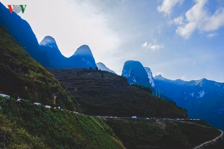 Đỉnh Mã Pí Lèng thuộc ba xã Pải Lủng, Pả Vi và Xín Cái (Mèo Vạc, Hà Giang) là một “tượng đài Địa chất” được tạo nên bởi một loạt trầm tích gồm đá vôi, đá phiến, đá vôi silic chứa các hóa thạch cách đây khoảng 426 triệu năm.
