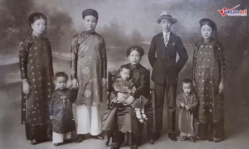 Những năm đầu thế kỷ 20, ở khu vực phố cổ Hà Nội có gia tộc họ Phó sinh sống và hành nghề đông y gia truyền. Đây là bức ảnh chụp gia đình thầy lang Phó Đức Định - một trong những gia đình thuộc dòng họ này.