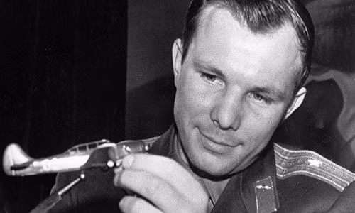 Yuri Gagarin - người đàn ông đầu tiên bay vào vũ trụ - sinh ngày 9/3/1934 tại làng Klushino, Gzhatsk và là con của cặp vợ chồng làm việc tại một hợp tác xã nông nghiệp.