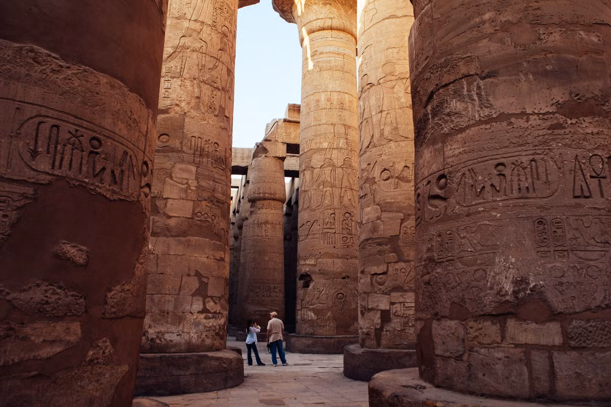 Thành phố cổ Thebes của người Ai Cập nổi tiếng thế giới với ngôi đền Karnak. Ngôi đền này là quần thể kiến trúc đền miếu lớn nhất Ai Cập thời xưa, với cửa lớn hùng vĩ, đình viện, đại điện, rất nhiều cột đá, tượng khắc đá và tháp nhọn vuông.