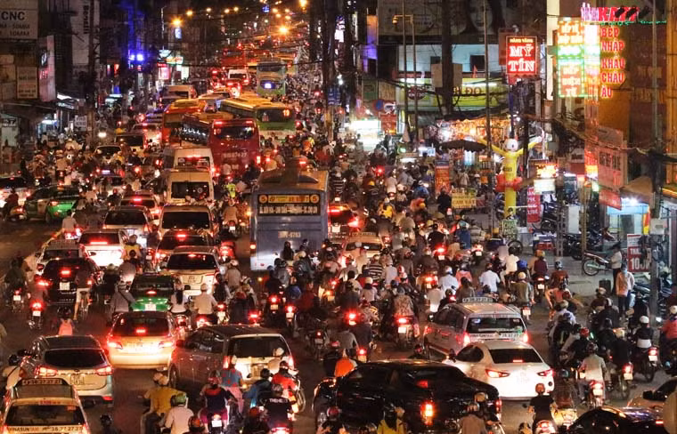 Một CSGT cho biết, cuối giờ làm việc hôm nay, người dân bắt đầu kỳ nghỉ lễ Quốc khánh kéo dài 3 ngày nên nhu cầu đi lại tăng cao, cùng lúc với việc các doanh nghiệp tăng chuyến giao nhận hàng tại cảng Cát Lái, Phước Long, Trường Thọ để nghỉ lễ nên đã khiến tình hình giao thông chiều nay ở nhiều tuyến cửa ngõ diễn biến hết sức phức tạp. 