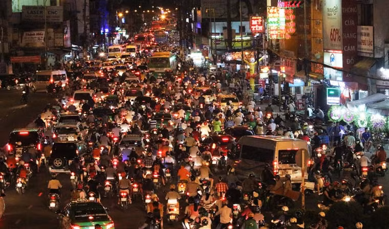 Từ chiều cùng ngày, dòng xe cộ nối đuôi nhau ào ạt đổ về đường Xô Viết Nghệ Tĩnh, hướng từ trung tâm TP đến bến xe miền Đông.