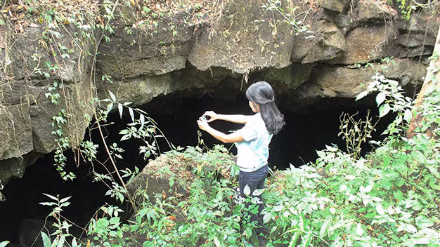 Một hang động tại khu vực thác Gia Long, Đray Sáp liên thông đến miệng núi lửa ở buôn Choah cách đó trên 10km.