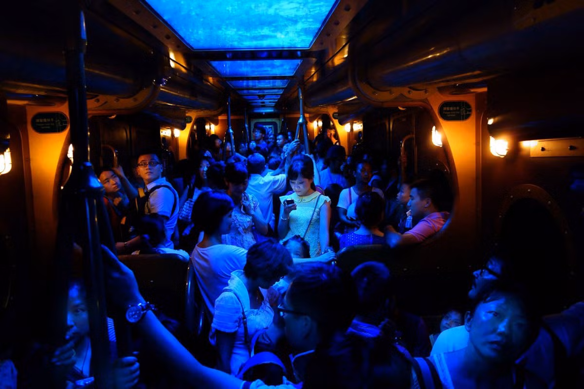 Giải thưởng cao nhất trong cuộc thi ảnh 2014 của NatGeo thuộc về bức ảnh chụp 1 phụ nữ dùng điện thoại trên chuyến tàu đông khách ở Hồng Kông của nhiếp ảnh gia Brian Yen.