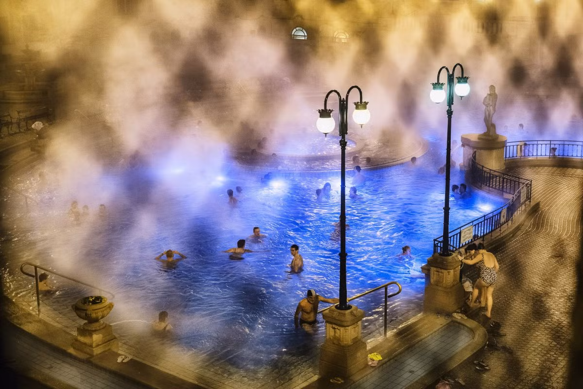 Giải nhất hạng mục "Địa danh" là khung cảnh 1 hồ tắm hơi ở Budapest, Hungary, tác phẩm của nhiếp ảnh gia Triston Yeo.