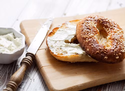 Bánh mì trắng. Bánh mì trắng hầu như không có bất kỳ giá trị dinh dưỡng nào, ngoại trừ việc chứa hàm lượng tinh bột cao, nếu ăn nhiều có khả năng khiến bạn tích lũy mỡ bụng.