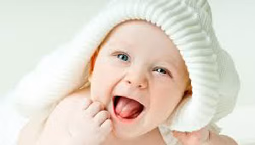Tắm nắng. Vitamin D do cơ thể tự tổng hợp được nhờ tiếp xúc với ánh nắng mặt trời có vai trò quan trọng trong việc tăng cường hệ miễn dịch. Mỗi ngày, mẹ nên cho con tắm nắng chừng 30 phút.