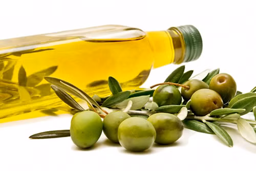 Rau xanh với dầu oliu. Các loại rau có lá màu xanh đậm khá giàu vitamin K góp phần bảo vệ xương. Tuy nhiên, loại vitamin này thường rất dễ tan trong chất béo nếu cơ thể chỉ hấp thu được một lượng nhỏ.