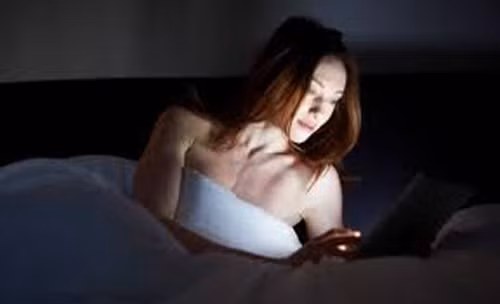 Sử dụng điện thoại trước khi ngủ không tốt cho sức khỏe. Sử dụng các thiết bị điện tử màn hình phát sáng như điện thoại, máy tính bảng trước khi ngủ làm ức chế sản xuất melatonin trong não – hormone đóng vai trò điều hòa đồng hồ sinh học cơ thể, ngăn ngừa ung thư. Điều này lý giải vì sao người khiếm thị có tỷ lệ ung thư thấp hơn so với những người có khả năng nhìn bình thường.
