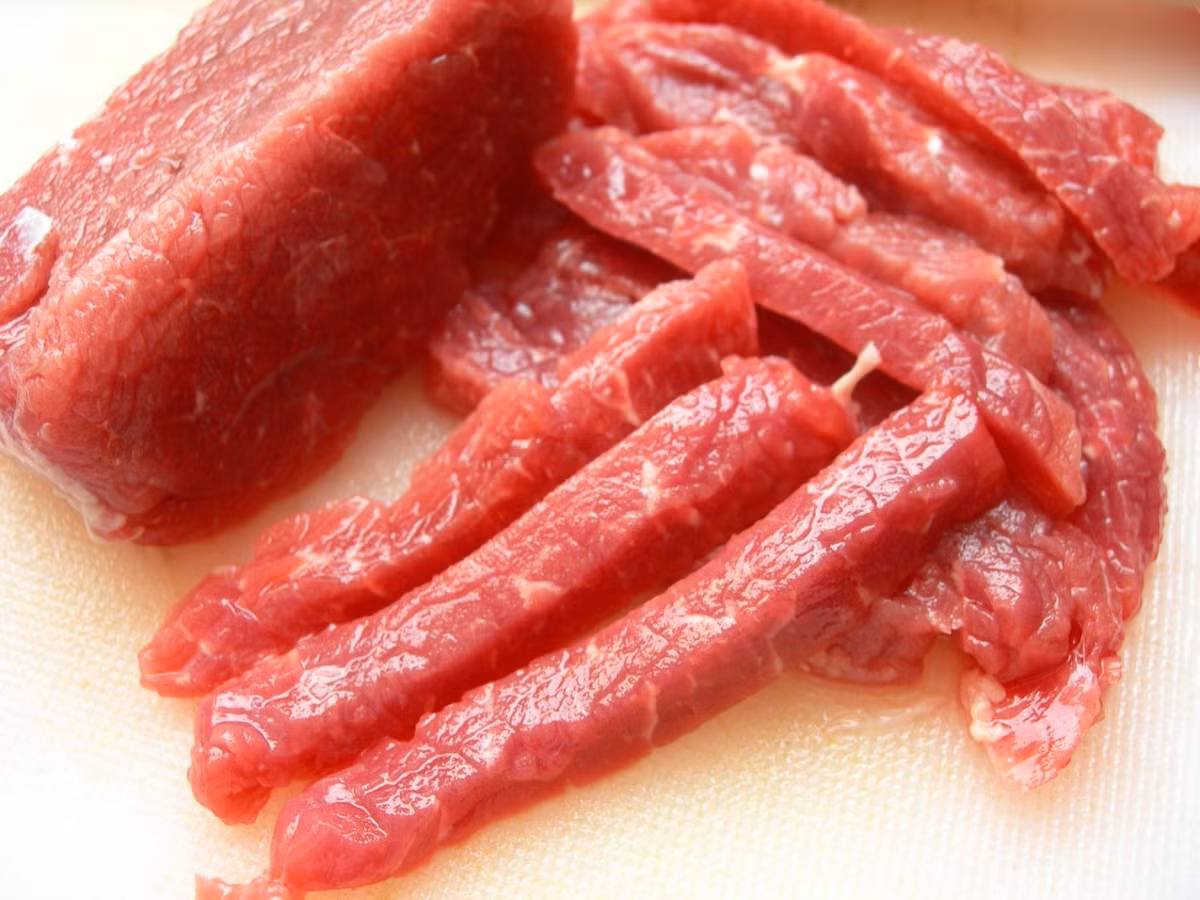 Thịt nạc. Thịt bò thăn, sườn bò là nguồn cung cấp protein, sắt hàng đầu cho cơ thể. Bên cạnh đó, thịt nạc còn chứa nhiều omega – 3 cùng các chất chống oxy hóa có lợi như vitamin E.