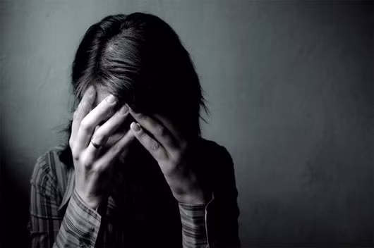 Việc thường xuyên duy trì giấc ngủ kéo dài hơn 9 giờ mỗi đêm không giúp bạn khỏe hơn mà còn gây ra nhiều vấn đề sức khỏe. Cụ thể, ngủ quá nhiều làm tăng nguy cơ trầm cảm.