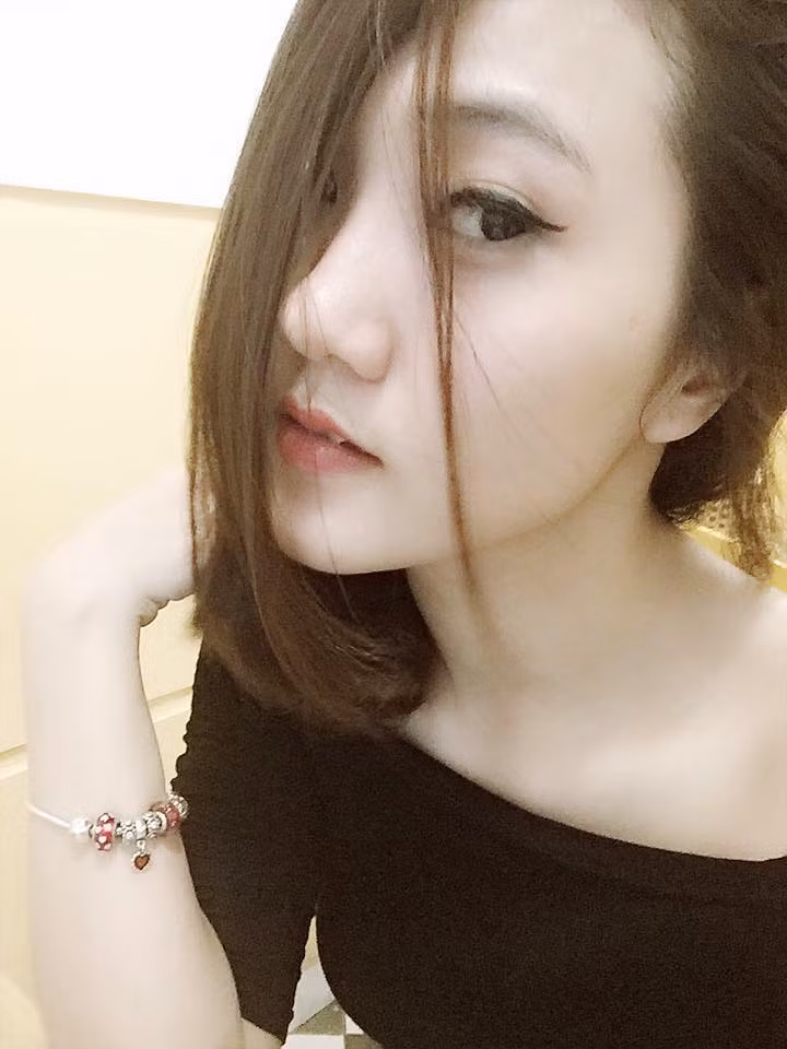 Khi kinh tế ổn định, Lan Phương đã có thể đón con trai lên Hà Nội để tiện chăm sóc và đầu tư làm đẹp cho bản thân nhiều hơn. Nhìn Lan Phương ai cũng phải khen ngợi nhan sắc mặn mà và gợi cảm của bà mẹ một con.