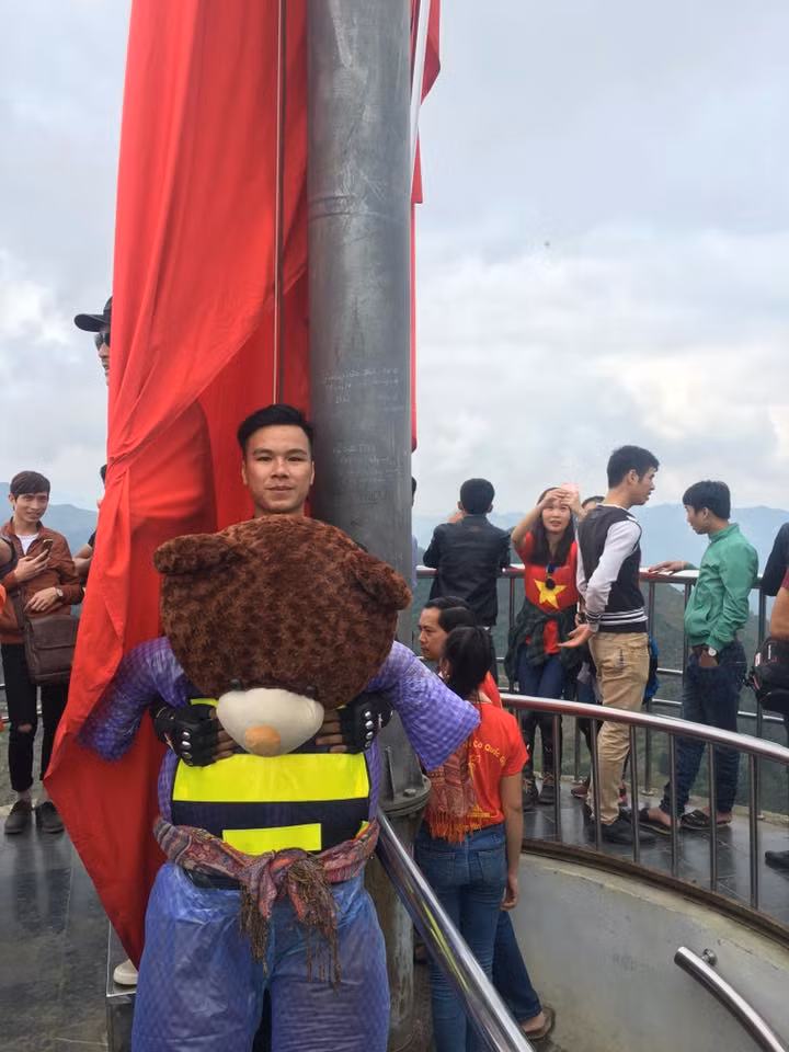 Hình ảnh Xuân Sơn ôm gấu bông "check - in" tại cột cờ lũng cú khiến nhiều dân mạng thích thú. Tuy đã rất vất vả mới có để mang người bạn nặng khoảng 10 kg lên cột cờ nhưng thành quả thu được lại làm chàng trai vô cùng thỏa mãn.