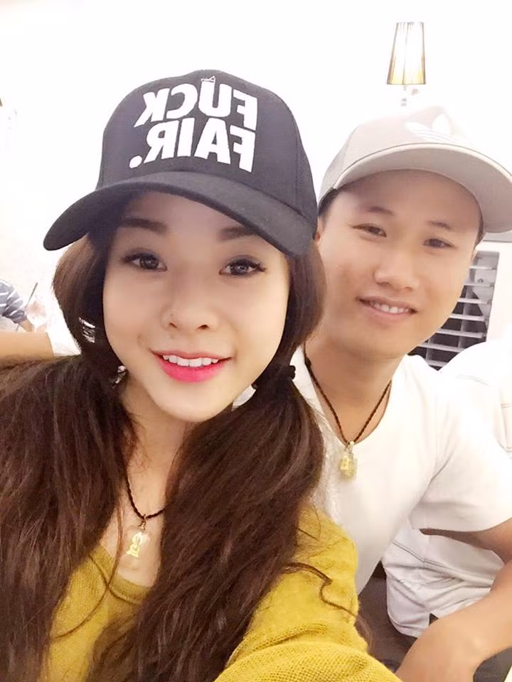 Theo một số thông tin mà K.T chia sẻ trên tài khoản facebook, cô từng học tại trường Đại học Điện lực Hà Nội, quê gốc Phú Thọ, hiện nay đang sinh sống tại Hà Nội. Công việc của K.T chủ yếu là bán hàng online mỹ phẩm, đồ dùng thời trang như quần áo, giày dép, chăn ga gối đệm... Trang cá nhân của cô gái trẻ cũng sở hữu hơn 10 nghìn người theo dõi.