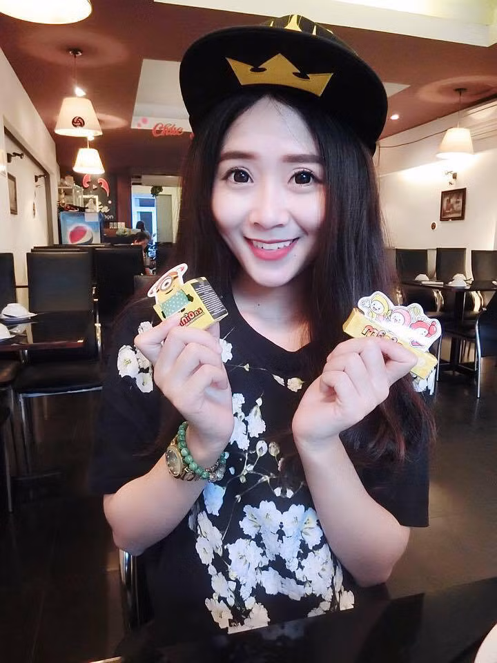 Từ một cô bé nhà quê ngăm đen, xấu xí, Thu Trâm đã hoàn toàn lột xác sau 2 lần sửa mũi, cắt mắt, gọt hàm trượt cằm và hút mỡ má. Cùng với việc trở nên xinh đẹp, cơ hội kinh doanh mỹ phẩm cũng dần dần phát triển.