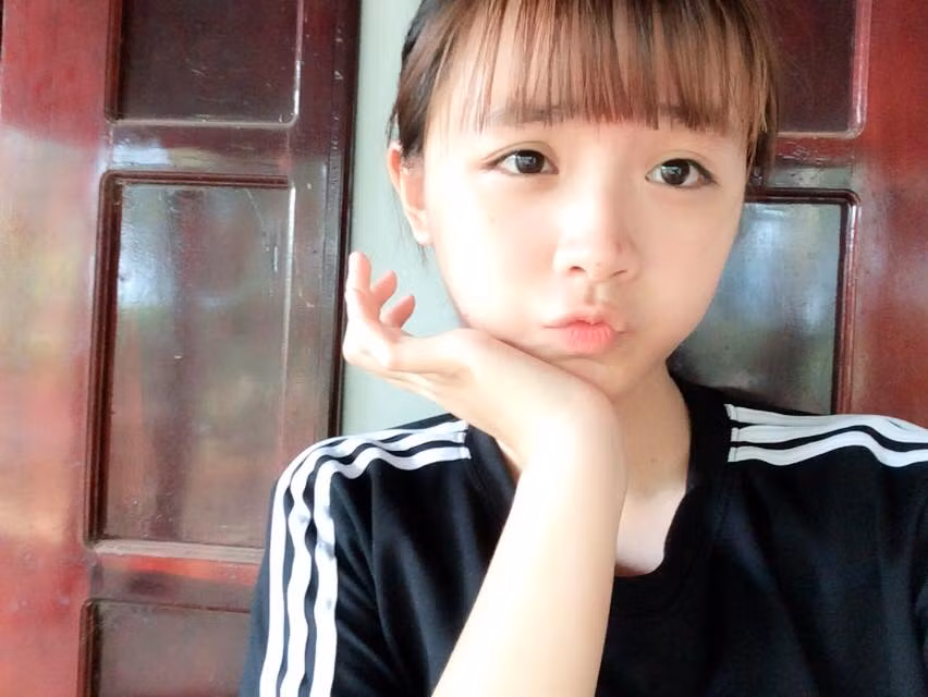 Theo tiết lộ của Hải Dương, em gái Mộng Mơ của anh có thành tích 9 năm liền là học sinh giỏi, luôn rất ngoan ngoãn, lễ phép và hòa đồng với tất cả mọi người.