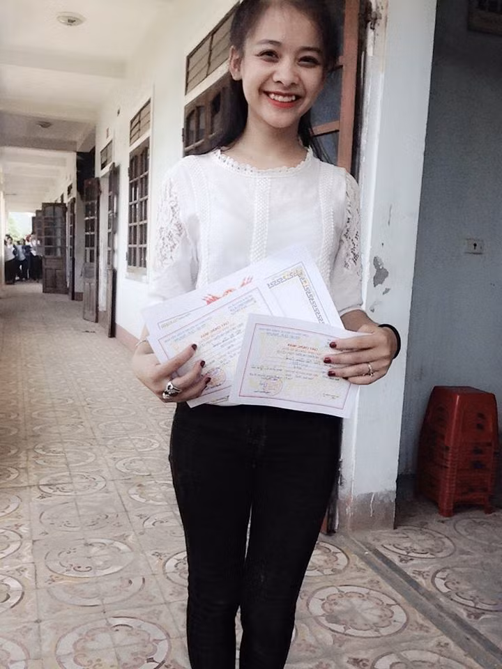 Ngoài nhan sắc ấn tượng cùng với những giải thưởng ở các cuộc thi sắc đẹp, Chế Thị Lâm Oanh còn là một nữ sinh rất xuất sắc trong học tập. Luôn giữ học lực đạt loại khá, giỏi trong những năm học phổ thông, mới đây Lâm Oanh còn đạt được là giải nhì môn Địa và môn Văn cấp trường. Có nhiều sở thích, đam mê khác nhau nhưng cô nữ sinh Nghệ An vẫn luôn cố gắng cân đối thời gian để có được hiệu quả cao nhất trong mọi công việc, đặc biệt là không làm ảnh hưởng đến học tập.