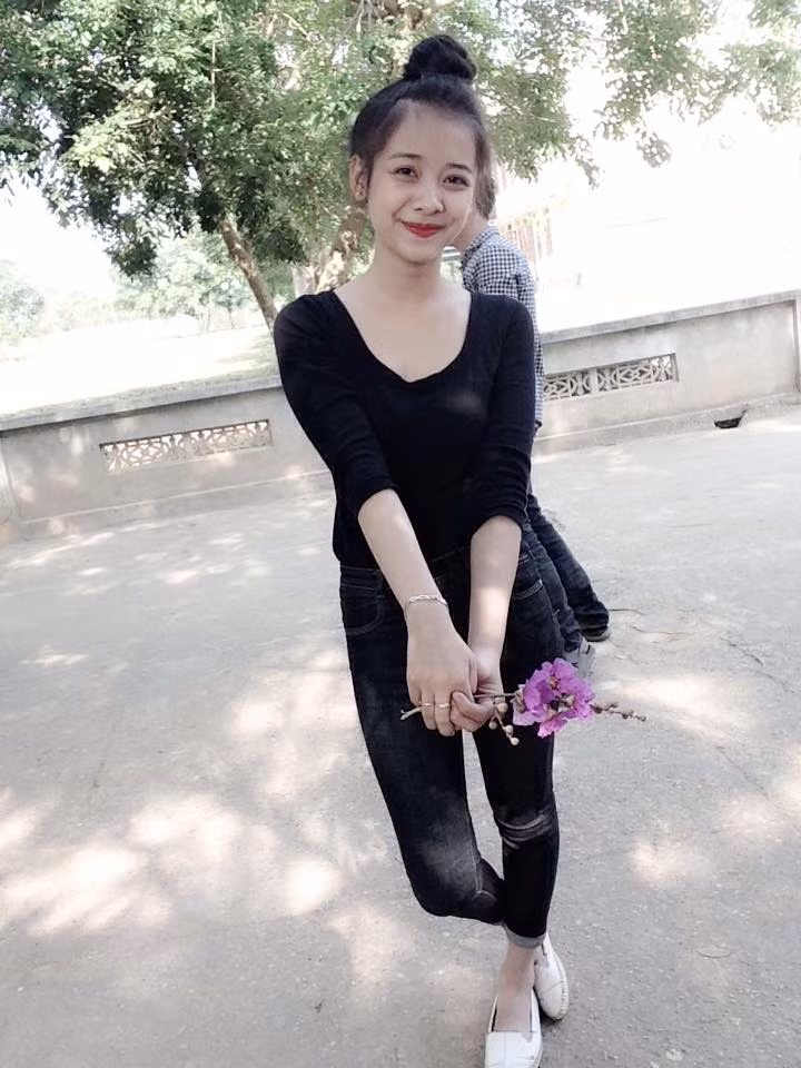 Khá yêu thích công việc làm người mẫu nhưng hiện tại Lâm Oanh lại có dự định và mong muốn sẽ thi vào được trường Văn hóa Nghệ thuật quân đội hoặc trường Công an sau khi tốt nghiệp phổ thông. Để làm được điều này cô bạn đang rất cố gắng cả về việc học văn hóa và những năng khiếu của mình trong năm học lớp 12 này.