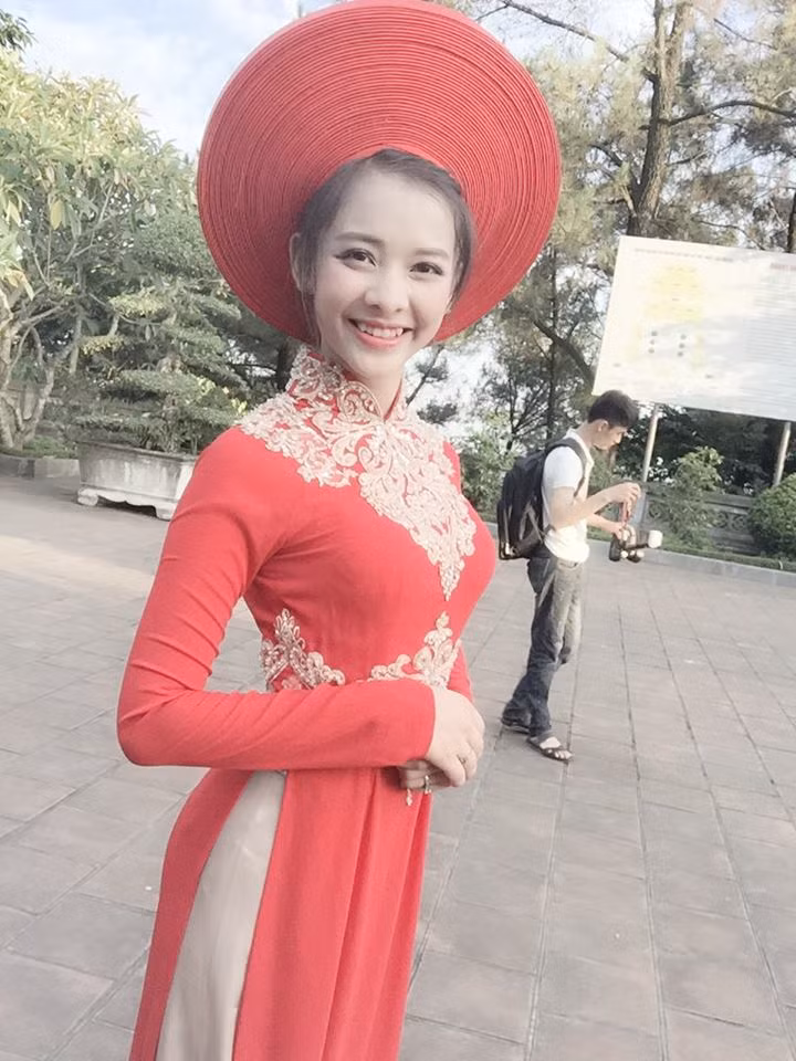 Không có vẻ đẹp quá lung linh, "sang chảnh" như nhiều hot girl ngày nay nhưng Chế Thị Lâm Oanh lại toát ra vẻ đẹp khá giản dị, thân thuộc, gần gũi và dĩ nhiên vẫn "không đụng hàng". Đặc biệt, nụ cười răng khểnh duyên dáng và luôn tự nhiên "hết cỡ" của cô nữ sinh dân tộc xinh đẹp đã khiến biết bao chàng trai trẻ, cư dân mạng "phải lòng" ngay từ cái nhìn đầu tiên.