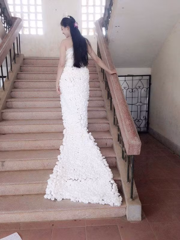 Mới đây, một số fanpage tập hợp các bạn trẻ đến từ Nghệ An chia sẻ loạt ảnh về một người đẹp dân tộc Chăm, mặc chiếc váy cưới kết hoa trắng lộng lẫy đứng trên cầu thang thu hút sự chú ý và hàng nghìn lượt like từ dân mạng. Chiếc váy cưới được người chia sẻ loạt ảnh tiết lộ là được kết từ hơn 3000 bông hoa trắng, nhưng có lẽ nó vẫn không thể kích thích sự tò mò của dân mạng bằng chính cô gái đang mặc nó trên mình. Cô gái trẻ có làn da trắng hồng, người mặc chiếc váy cưới lộng lẫy này nhanh chóng được dân mạng tìm kiếm, săn lùng thông tin. Ảnh trong bài: Facebook Tây Tây.