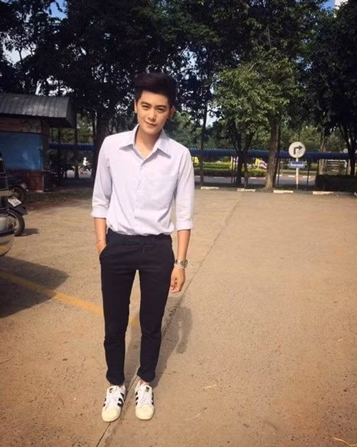 Tuy nhiên, sẽ có một thông tin có thể sẽ làm vô số các cô gái trẻ, những người trót "phải lòng" chàng học sinh Thái Lan đẹp trai này. Theo một số bạn trẻ tự giới thiệu mình là cũng là sinh viên Đại học Vinh, Nghệ An, nhân vật mà nhiều dân mạng đang rất yêu quý và gọi là "chàng du học sinh Thái Lan" thực chất lại là một... cô gái.
