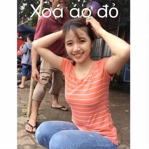 Được nhờ xóa người mặc áo đỏ phía sau trong bức ảnh, nhiều dân mạng trêu chọc cô gái trong ảnh bằng cách chỉnh sửa đổi màu chiếc áo của người đứng sau, hoặc xóa chi tiết theo cách đơn giản, chắp vá khiến bức ảnh trở nên nhem nhuốc, khó coi.
