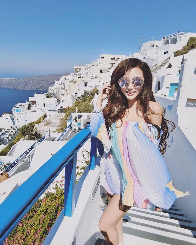 Vài ngày nay, trên nhiều diễn đàn mạng, khắp các fanpage lớn nhỏ dường như đều chia sẻ bài đăng nói về chuyến du lịch khắp 7 nước châu Âu với giá rẻ không tưởng của một nữ DJ Việt xinh đẹp có tên Đặng Ngọc Quỳnh Nhi. Trong bài đăng của mình, Quỳnh Nhi nêu một số gợi ý, mẹo để giảm bớt chi phí cho chuyến đi qua Pháp - Cộng hòa Séc - Đức - Iceland - Hà Lan - Hy Lạp - Italy kéo dài khoảng hơn 20 ngày với "tổng thiệt hại" chỉ ở mức khoảng hơn 40 triệu đồng. Ảnh trong bài: Facebook nhân vật.