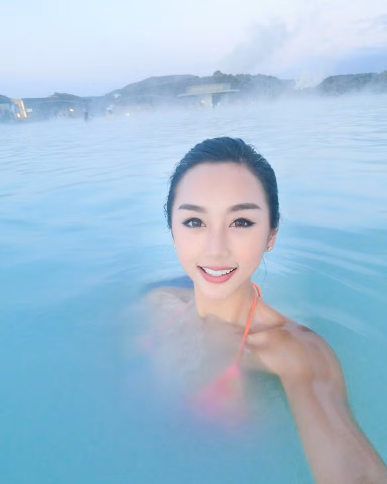 Quỳnh Nhi kể rằng do cô đi du lịch châu Âu cùng với bạn trai, hai người có ăn và ở tại nhiều nơi sang trọng hơn nhiều so với những địa điểm cô đã nêu trong bài đăng của mình. Do vậy, mức kinh phí chính xác cho chuyến đi của cô cùng bạn trai là ở mức hơn 200 triệu đồng.